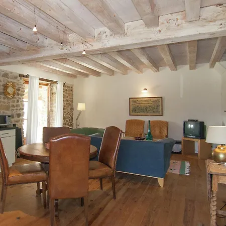 Very With On A Domain With Heated Pool Hébergement de vacances