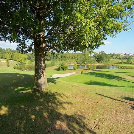 Hébergement de vacances Very With On A Domain With Heated Pool