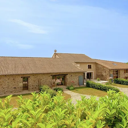 בית נופש Very With On A Domain With Heated Pool