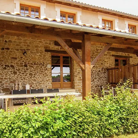 Very With On A Domain With Heated Pool Hébergement de vacances Roussines