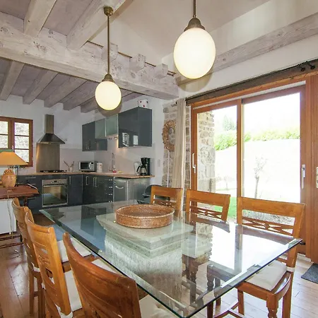 Very With On A Domain With Heated Pool Hébergement de vacances