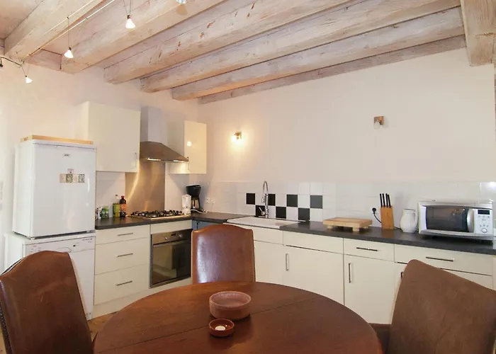 Very With On A Domain With Heated Pool Сasa de vacaciones Roussines