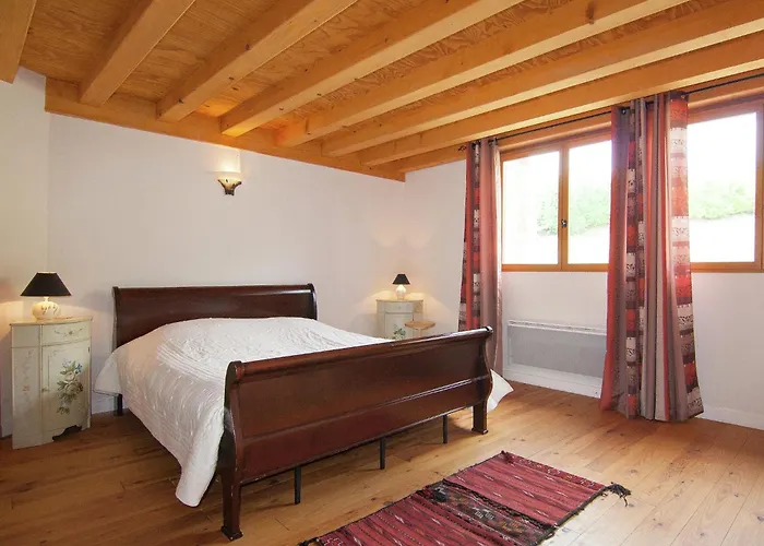 Very With On A Domain With Heated Pool Сasa de vacaciones Roussines