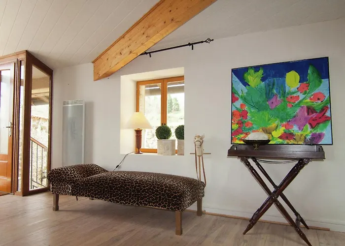 Very With On A Domain With Heated Pool Сasa de vacaciones Roussines