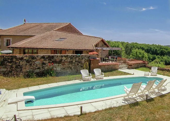 Сasa de vacaciones Very With On A Domain With Heated Pool Roussines