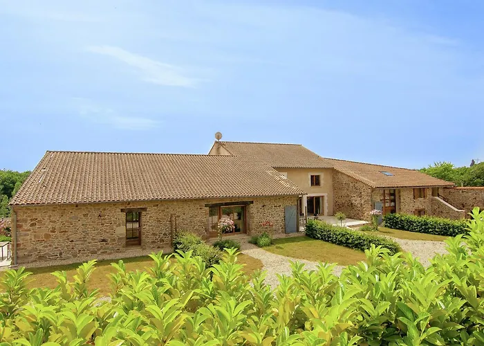 Сasa de vacaciones Very With On A Domain With Heated Pool